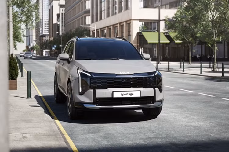 Nội thất Kia Sportage 2025 thay đổi rõ rệt, ưu tiên người lái với màn hình cong kích thước lớn (hai màn hình 12,3 inch), gồm màn hình thông tin sau vô lăng và màn hình giải trí có kết nối Apple CarPlay/Android Auto; tạo nên buồng lái tương lai kết hợp cùng dải đèn nội thất. Vô lăng với hai chấu cùng các phím chức năng có tạo hình bo tròn trên và dưới.