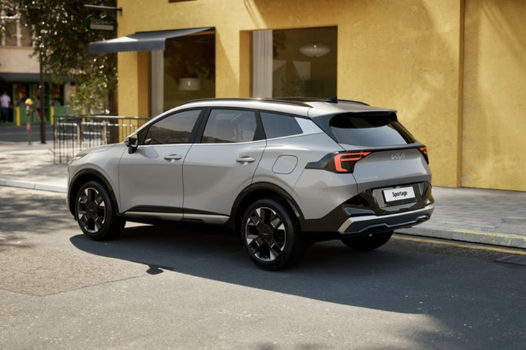 Phần yên ngựa được tạo hình tối giản với các hộc đựng cốc. Các phiên bản Sportage 2025 đều có phanh tay điện tử (núm vặn), cần số sạng núm xoay, ghế chỉnh điện, HUD (bản cao nhất), khe gió điều hoà đặt ngang,… Sportage 2025 bản X-Line có một số điểm khác biệt cản trước, sau cùng biểu tượng đặc trưng, bộ mâm 19 inch, vô lăng có các đường chia với hai tông màu và trần bọc da lộn màu đen.