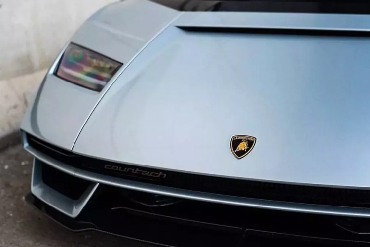 Được phát triển dựa trên Lamborghini Aventador, nhưng siêu xe Lamborghini Countach LPI 800-4 lại lấy cảm hứng thiết kế từ Countach đời đầu. Những tấm ốp thân vỏ bằng sợi carbon trên xe là hoàn toàn mới nhưng lại có thể kể câu chuyện xuyên suốt 2 thập kỷ, từ năm 1971 - 1990, của dòng Lamborghini Countach.