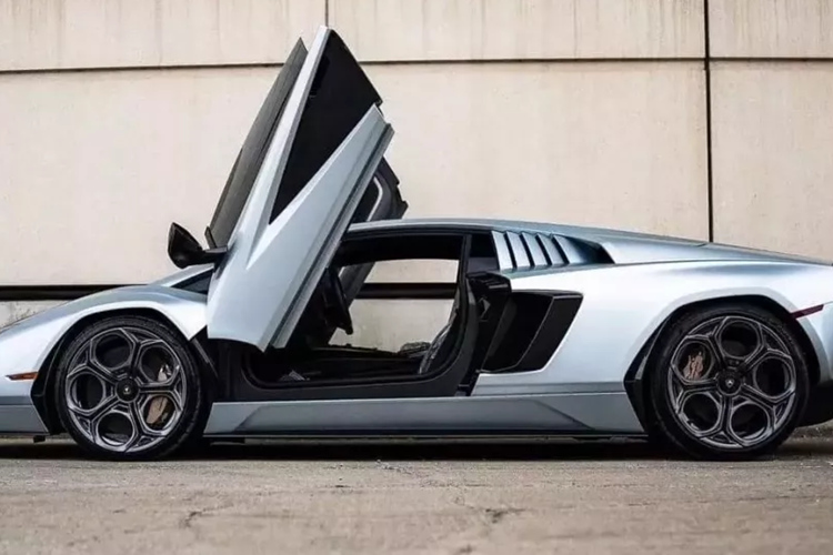 Và mới đây, hình ảnh về 1 chiếc xe Lamborghini Countach LPI 800-4 đã ra lò với trang phục xanh thiên thanh, có thêm ánh kim khi nắng chiếu vào, đã khiến không ít người yêu xe mê mệt.