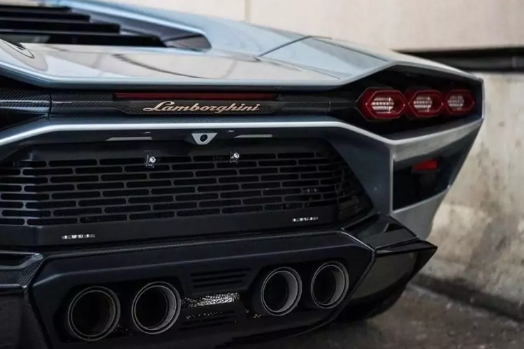 Xe sở hữu thiết kế tổng thể hình cái nêm với những bề mặt góc cạnh và cửa cắt kéo. Đây đều là những đặc điểm đã được giới thiệu trên mẫu xe concept Lamborghini Countach LP500 do Marcello Gandini thiết kế vào năm 1971. Những đặc điểm này cũng được giữ lại trên siêu xe thương mại Lamborghini Countach LP400, ra mắt vào năm 1974.