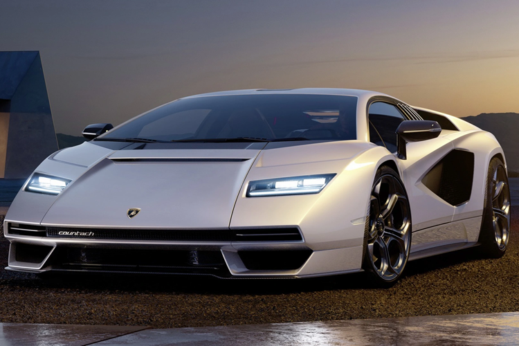 Lamborghini Countach LPI 800-4 được trang bị cụm đèn pha hình thang, đầu xe phẳng và hốc gió hình chữ nhật giống với Countach LP5000 QV (Quattrovalvole) 1985.