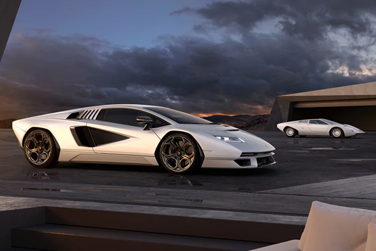 Tổng cộng sức mạnh của siêu xe Lamborghini Countach LPI 800-4 có công suất lên đến 803 mã lực, siêu xe này có thể tăng tốc từ vị trí xuất phát lên 100 km/h trong thời gian 2,8 giây, 0-200 km/h trong 8,6 giây trước khi đạt vận tốc tối đa 355 km/h.