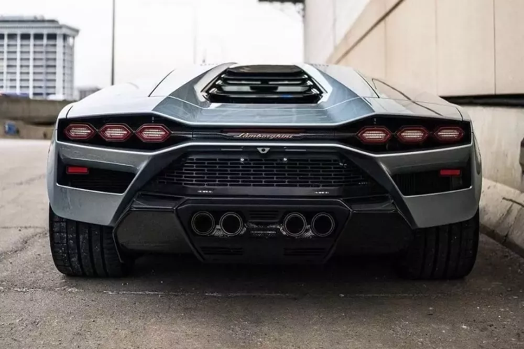 Được biết, mỗi chiếc Lamborghini Countach LPI 800-4 ra đời sẽ do bộ phận cá nhân hóa của hãng xe Ỳ tạo ra màu sơn theo yêu cầu của khách, cũng như màu da nội thất. Ngoài màu xanh ánh kim, Countach LPI 800-4 này còn có vô sô chi tiết carbon ở ngoại thất để tạo điểm nhấn, vừa mang đến trọng lượng giảm cân đáng kể.