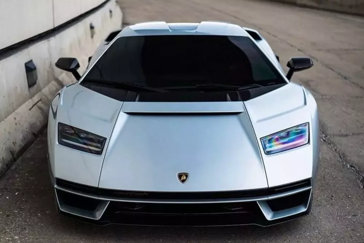 Chính vì thế, thông tin về mẫu siêu xe Lamborghini Countach LPI 800-4 đã được nhiều độc giả mong muốn chúng tôi tìm hiểu. Với việc chỉ có 112 chiếc siêu xe Lamborghini Countach LPI 800-4 được sản xuất trên toàn cầu, vì thế, khách hàng mua xe, đều muốn làm sao để chú "bò tót" của mình trở nên nổi bật hơn hẳn.