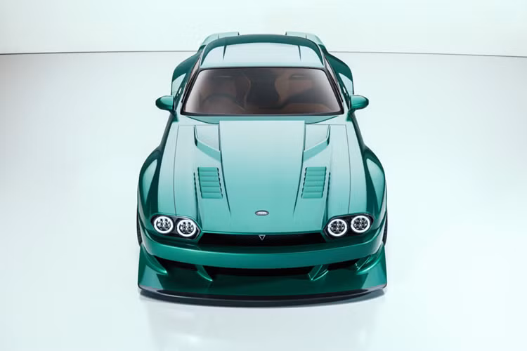 TWR Supercat động cơ V12 sở hữu thiết kế thân xe được làm bằng vật liệu sợi carbon được sáng tác bởi nghệ sĩ Khyzyl Saleem phối hợp với nhà thiết kế và nhà sưu tập nổi tiếng Magnus Walker, người đã tham gia nhóm phát triển của TWR.