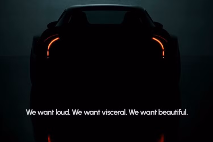 Phần thiết kế cột sau mở rộng mang tính biểu tượng của XJS đã được giữ lại, giữ nguyên thiết kế ban đầu của Malcolm Sayer. Phần đầu xe được thiết kế lại với đèn pha LED hiện đại, bộ chia phía trước lớn với các hốc gió vuông vức, khuếch tán lớn và ống xả gắn bên hông xe với thiết kế góc cạnh độc đáo.