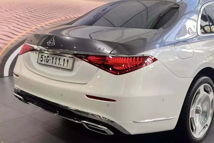 Nội thất của Mercedes-Maybach S450 4Matic có khoang lái bọc da Nappa, khách hàng có thể chọn giữa các màu như đen, nâu Sienna, kem Macchiato hay xám Silver, tiếp đến là trần xe được sử dụng vật liệu vi sợi Dinamica, ghế được bọc da Maybach Exclusive Nappa với thiết kế hoạ tiết hình kim cương và các đường chỉ thêu nổi được làm thủ công.