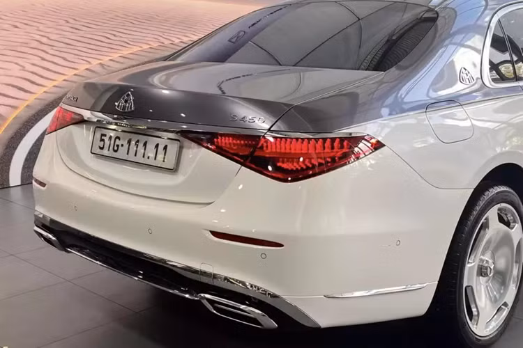 Nội thất của Mercedes-Maybach S450 4Matic có khoang lái bọc da Nappa, khách hàng có thể chọn giữa các màu như đen, nâu Sienna, kem Macchiato hay xám Silver, tiếp đến là trần xe được sử dụng vật liệu vi sợi Dinamica, ghế được bọc da Maybach Exclusive Nappa với thiết kế hoạ tiết hình kim cương và các đường chỉ thêu nổi được làm thủ công.