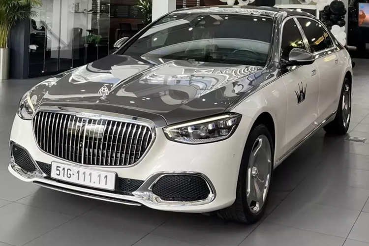 Kể từ ngày 15/8/2023, người dân đã có quyền sở hữu biển đẹp bằng hình thức mua theo đấu giá, hoặc định danh biển số theo mình, nếu trước đó, có sở hữu biển VIP nào. Tìm hiểu được biết, chiếc biển số 51G-111.11 trên , Mercedes-Maybach S450 từng được cấp cho 1 chiếc xe Toyota Innova đời 2017 khi 1 khách hàng mua xe mới, may mắn bấm trúng biển này.