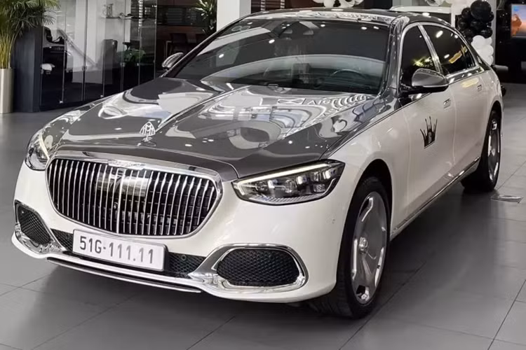 Kể từ ngày 15/8/2023, người dân đã có quyền sở hữu biển đẹp bằng hình thức mua theo đấu giá, hoặc định danh biển số theo mình, nếu trước đó, có sở hữu biển VIP nào. Tìm hiểu được biết, chiếc biển số 51G-111.11 trên , Mercedes-Maybach S450 từng được cấp cho 1 chiếc xe Toyota Innova đời 2017 khi 1 khách hàng mua xe mới, may mắn bấm trúng biển này.