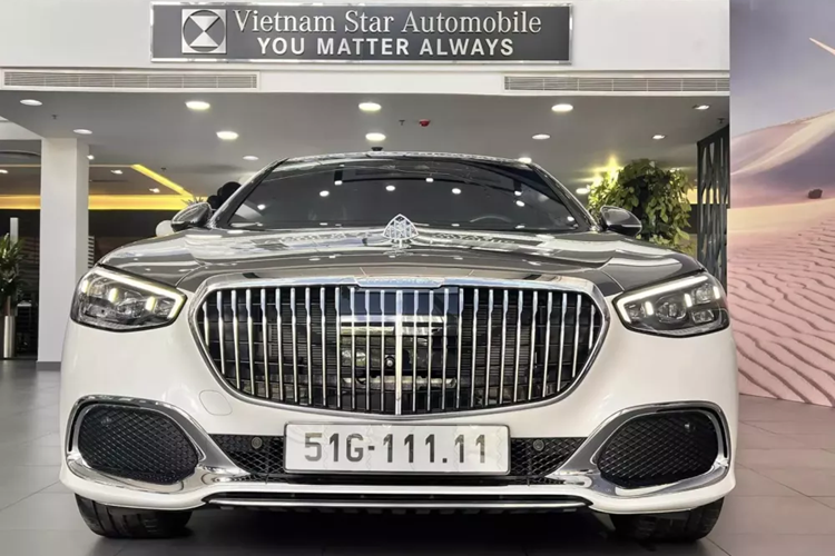 Mới đây, cư dân mạng đã khá xôn xao với việc 1 đại gia ở TP HCM tậu chiếc Mercedes-Maybach S450 4Matic siêu sang mới tinh, và thú vị ở chỗ, xe được gắn biển số 51G-111.11, trong khi đầu số xe hiện nay đã là 51L. Không có gì quá khó hiểu, bởi siêu biển lục quý 1 của đầu số 51G thực chất là màn định danh biển số.