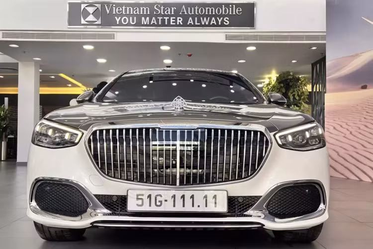 Mới đây, cư dân mạng đã khá xôn xao với việc 1 đại gia ở TP HCM tậu chiếc Mercedes-Maybach S450 4Matic siêu sang mới tinh, và thú vị ở chỗ, xe được gắn biển số 51G-111.11, trong khi đầu số xe hiện nay đã là 51L. Không có gì quá khó hiểu, bởi siêu biển lục quý 1 của đầu số 51G thực chất là màn định danh biển số.