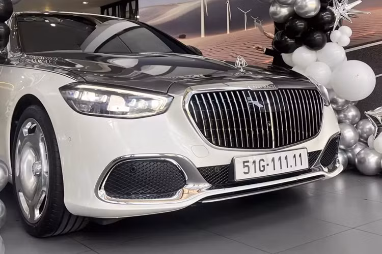 Chiếc xe siêu sang Mercedes-Maybach S450 4Matic đeo siêu biển 51G-111.11 có ngoại thất màu trắng, và nửa thân trên phối màu xám, nhưng chưa rõ được dán hay là sơn. Chưa hết, xe còn có các điểm nhấn được mạ crôm, lưới tản nhiệt, logo M trên cột C, mâm, cản trước/sau hay logo Maybach đuôi xe là những khác biệt so với xe thường.