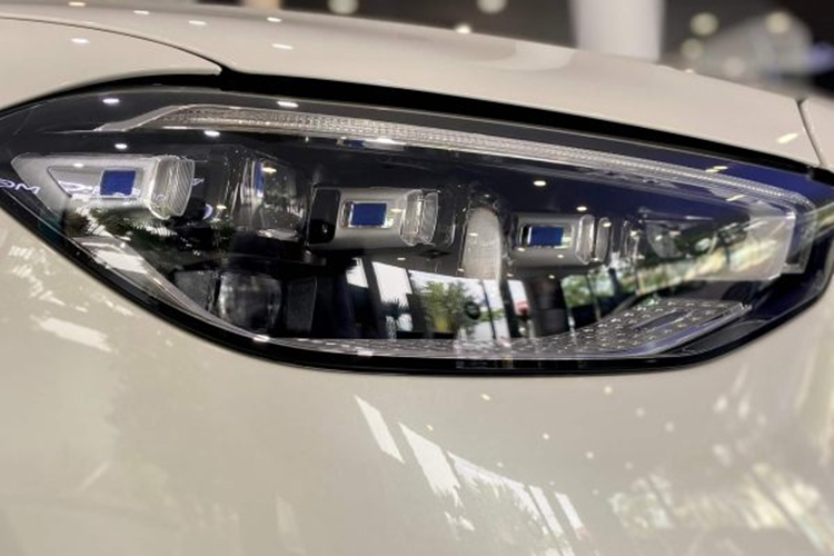 Hàng ghế sau kiểu thương gia với ghế ngồi có khả năng ngả đến 43,5 độ, tích hợp bệ đỡ chân, sưởi ấm cổ và vai, cùng nhiều chế độ massage bổ sung. Gói trang bị Chauffeur package với ghế hành khách phía trước có thể điều chỉnh tiến sát về trước, tạo không gian rộng rãi cho hành khách ghế sau và còn được trang bị bàn làm việc kiểu gấp gọn.