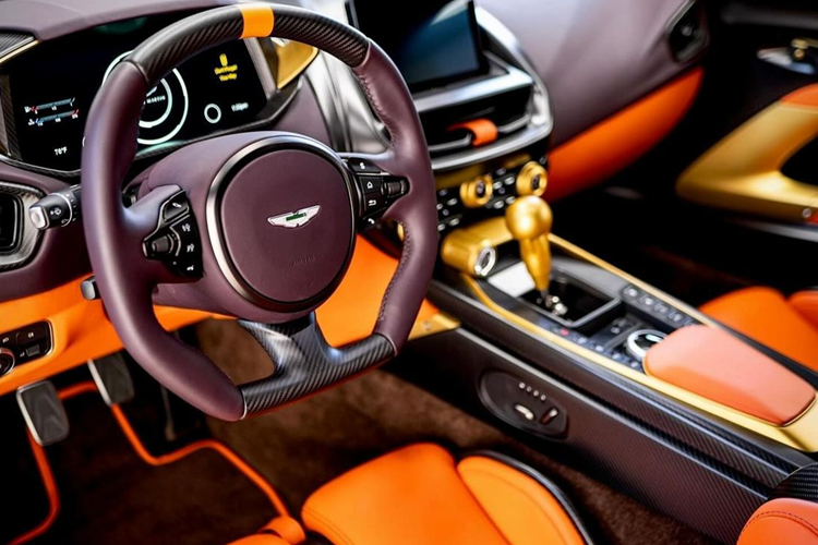 Điểm tương phảm với lớp sơn đặt biệt là màu sơn vàng tại lưới tản nhiệt phía trước, cản trước, hông xe, bộ khuếch tán sau. Bên cạnh đó còn có huy hiệu sơn màu đen. Tông màu Andromeda Red của Aston Martin là một trong những tùy chọn sơn OEM đắt đỏ nhất, thậm chí còn đắt hơn cả bộ sưu tập Chromaflair hiếm có do Porsche cung cấp.