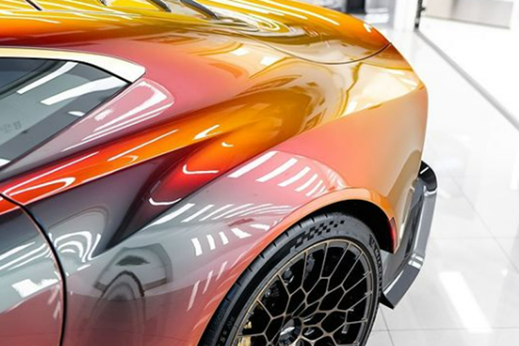 Trong khi đó phần nửa trên của bảng điều khiển, vô lăng và vị trí các cột hoàn thiện lớp da màu mận, một số chi tiết khác có thêm tông màu vàng tương phản như cần số, núm điều khiển, các tappi cửa…