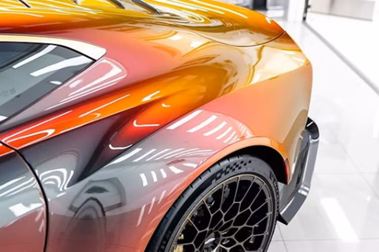 Trong khi đó phần nửa trên của bảng điều khiển, vô lăng và vị trí các cột hoàn thiện lớp da màu mận, một số chi tiết khác có thêm tông màu vàng tương phản như cần số, núm điều khiển, các tappi cửa…