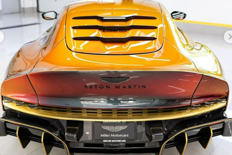 Toàn bộ 110 siêu xe Aston Martin Valor bản giới hạn đều được trang bị động cơ V12 tăng áp kép 5,2 lít “mượn” từ DBS, sản sinh công suất 705 mã lực và mô-men xoắn 753 Nm. “Quái vật” sức mạnh kết hợp hộp số sàn 6 cấp với hệ dẫn động phía sau.