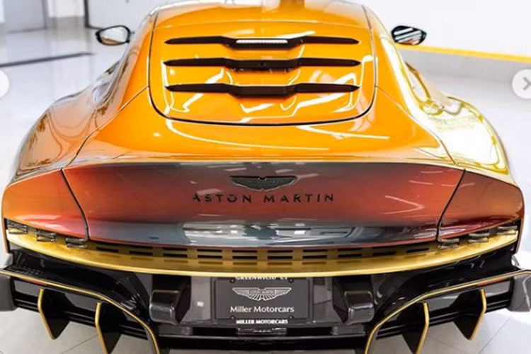 Toàn bộ 110 siêu xe Aston Martin Valor bản giới hạn đều được trang bị động cơ V12 tăng áp kép 5,2 lít “mượn” từ DBS, sản sinh công suất 705 mã lực và mô-men xoắn 753 Nm. “Quái vật” sức mạnh kết hợp hộp số sàn 6 cấp với hệ dẫn động phía sau.