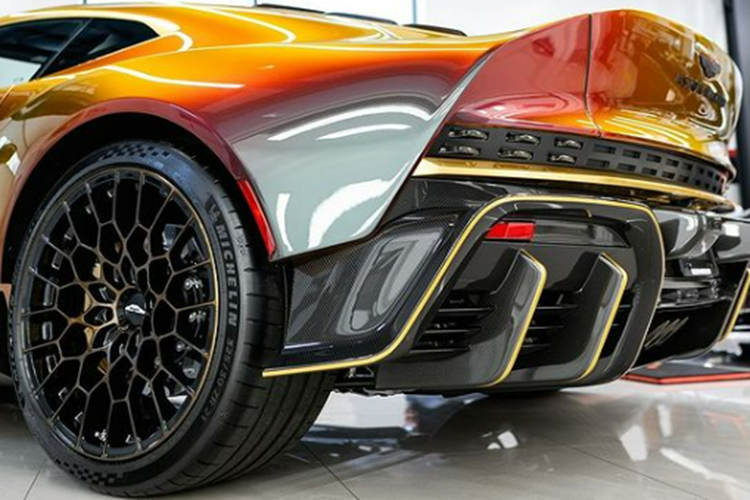 Điểm đáng chú ý là nội thất chiếc Valour này cũng được thay đổi. Những ghế làm bằng sợi carbon tuyệt đẹp được bọc trong sợi carbon satin và trang trí lớp da màu cam tông sáng. Da màu cam tiếp tục xuất hiện trên ngăn chứa đồ trung tâm, khu vực hộc đựng găng tay và nửa dưới khu vực bảng điều khiển sau vô lăng.