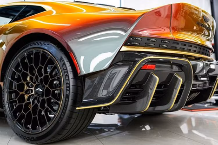 Điểm đáng chú ý là nội thất chiếc Valour này cũng được thay đổi. Những ghế làm bằng sợi carbon tuyệt đẹp được bọc trong sợi carbon satin và trang trí lớp da màu cam tông sáng. Da màu cam tiếp tục xuất hiện trên ngăn chứa đồ trung tâm, khu vực hộc đựng găng tay và nửa dưới khu vực bảng điều khiển sau vô lăng.