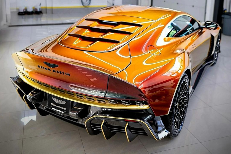 Theo hãng siêu xe Anh, màu sơn Andromeda Red trên Aston Martin Valor là một trong những màu chuyển sắc thú vị nhất. Nó có độ bóng bẩy và kết hợp giữa các tông màu đỏ, cam, tím, hồng, xanh lá cây và xanh dương. Sắc cam, tím làm nổi bật lên những đường cong của Valour.