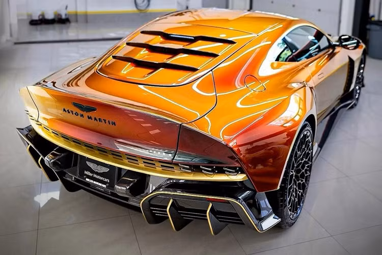 Theo hãng siêu xe Anh, màu sơn Andromeda Red trên Aston Martin Valor là một trong những màu chuyển sắc thú vị nhất. Nó có độ bóng bẩy và kết hợp giữa các tông màu đỏ, cam, tím, hồng, xanh lá cây và xanh dương. Sắc cam, tím làm nổi bật lên những đường cong của Valour.