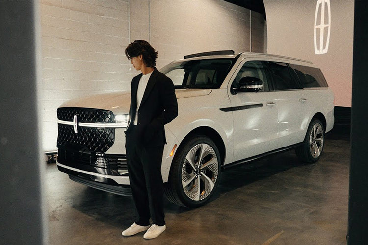 Mức giá xe Lincoln Navigator 2025 vẫn chưa được công bố nhưng được biết, những phiên bản mới này sẽ được bán ra vào mùa xuân năm tới. Tại thị trường Mỹ, xe sẽ cạnh tranh với Cadillac Escalade. Lincoln kỳ vọng phiên bản nâng cấp này sẽ vực dậy doanh số, tăng sức cạnh tranh.