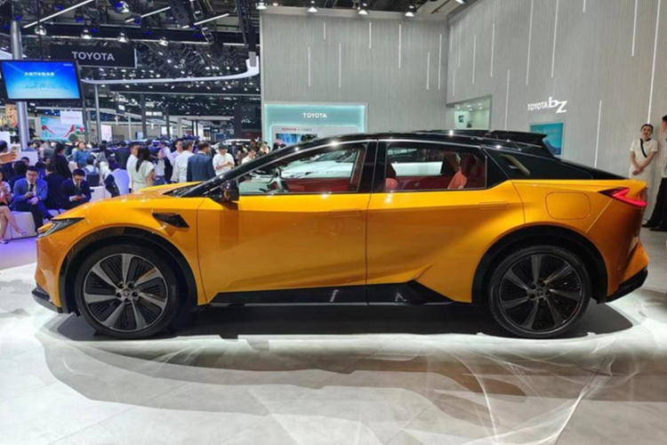 Mặc dù những hình ảnh này không cho thấy nội thất của xe, nhưng những bức ảnh từ tháng 4 cho thấy xe sẽ có cụm đồng hồ kỹ thuật số, màn hình thông tin giải trí trung tâm lớn, bảng điều khiển trung tâm nổi và hệ thống đèn viền nội thất.