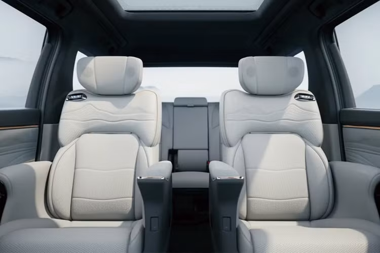 Không chỉ vậy, GAC GS8 còn được trang bị hàng loạt tính năng an toàn và hỗ trợ người lái tiên tiến giúp cho trải nghiệm lái xe dễ dàng và an toàn hơn, như hệ thống tránh va chạm ở tốc độ thấp, hệ thống hỗ trợ người lái, hệ thống cảnh báo trước va chạm.