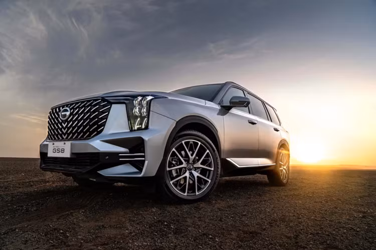 Đồng thời, hệ thống khung gầm Megastar được phát triển riêng biệt cũng giúp tăng cường cảm giác lái, khả năng xử lý ổn định và an toàn trên mọi hành trình.