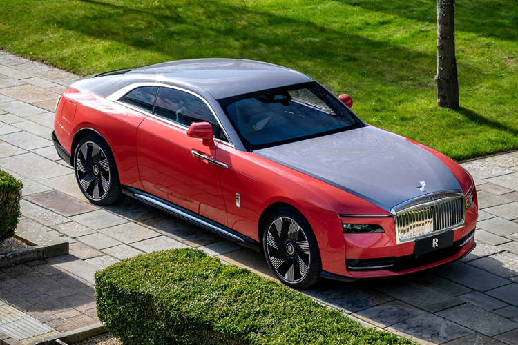 Rolls-Royce Ghost Extended Expressionism 2024 mới cũng có bánh xe 21 inch với trung tâm màu xám Orbit Grey và các đường sọc nhỏ màu xanh Lime Green. Đi kèm với đó là bộ lốp có sọc trắng nổi bật.