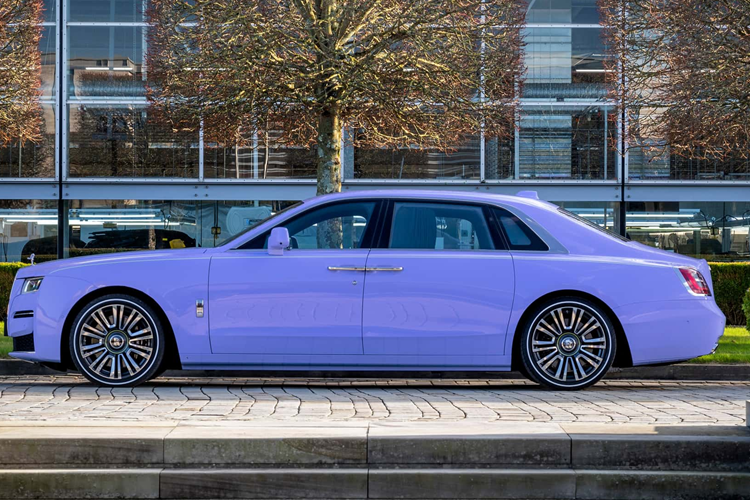 Chiếc xe siêu sang Rolls-Royce đặc biệt này còn có đường viền ghế ngồi màu cam, đường chỉ khâu tương phản và chữ lồng trên tựa đầu cũng như tấm lót trần Starlight với “màu sắc hoàng hôn”.