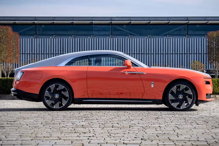 Chiếc xe cuối cùng trong bộ sưu tập đặc biệt này là Ghost Extended Expressionism. Chiếc xe siêu sang được sơn màu xanh Boracay Blue độc đáo kết hợp với một đường kẻ trang trí dọc thân xe có màu xanh Lime Green.