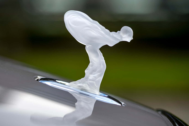 Cách kết hợp màu sắc tinh tế tiếp tục được hãng xe thể hiện phía bên trong cabin chiếc Ghost này với bộ 3 phối màu xanh Lime Green, đen và trắng Arctic. Chiếc xe này còn nổi bật với các họa tiết thiên văn và Starlight hai tông màu mô phỏng những lớp sóng biển và sao băng.