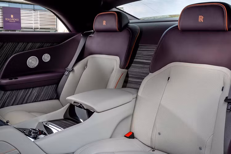 Rolls-Royce cho biết, ba mẫu xe siêu sang trong bộ sưu tập Spirit of Expression này đều được chế tác thông qua đơn đặt hàng của những vị khách mua xe yêu thích sự khác biệt.