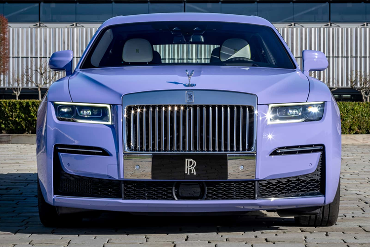 Cùng với đó là biểu tượng Thiếu phụ bay được chiếu sáng và bộ mâm 23 inch độc quyền. Chủ đề màu sắc tiếp tục được thể hiện trong cabin với da Xám Selby, Tím Silk và Cam Sunset.