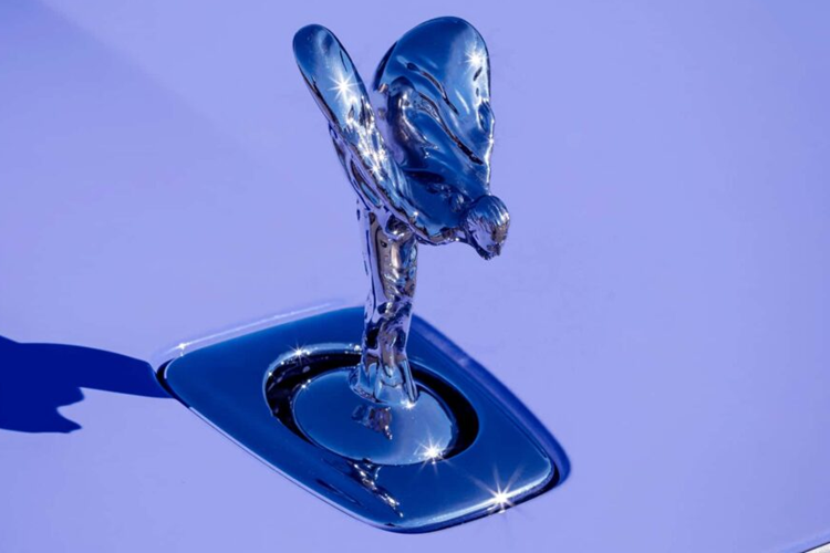 Rolls-Royce Phantom Extended 2024 cũng có màu sắc được lấy cảm hứng từ quang cảnh tuyệt vời của bãi cát Cala Luna và vịnh biển Kabira, gợi nên quang cảnh một bãi biển dưới bầu trời đêm.