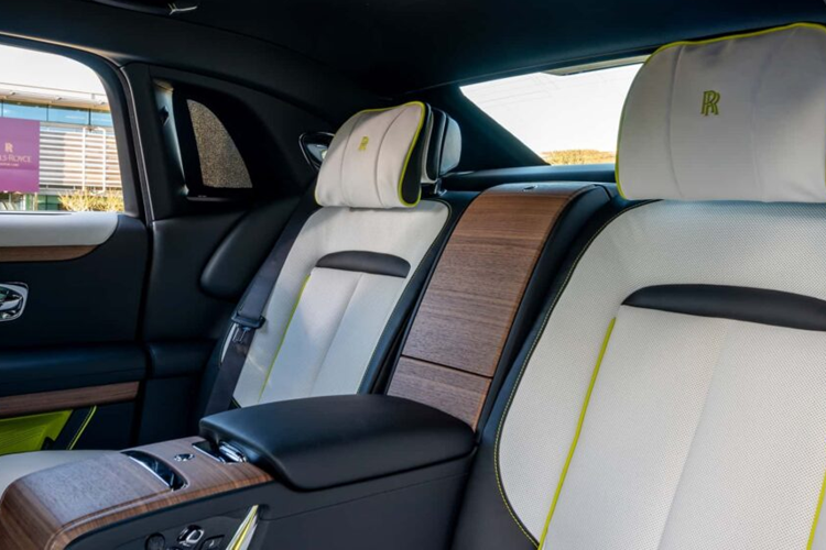 Chiếc xe siêu sang Rolls-Royce Phantom Extended cá nhân hoá này cũng có một đường coachline dọc theo thân xe được vẽ tay và trần xe mô phỏng bầu trời sao đặc biệt.