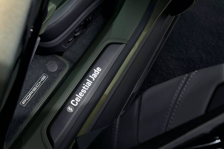 Để phù hợp với màu sơn ngoại thất, bên trong chiếc xe được phủ màu xanh lá Englishgreen, 1 trong 150 tùy chọn màu Porsche cung cấp. Cùng với đó là da bọc nội thất màu xám Slate Grey, trong khi chìa khóa thông minh sơn cùng màu với xe.