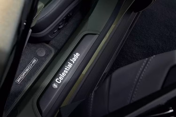 Để phù hợp với màu sơn ngoại thất, bên trong chiếc xe được phủ màu xanh lá Englishgreen, 1 trong 150 tùy chọn màu Porsche cung cấp. Cùng với đó là da bọc nội thất màu xám Slate Grey, trong khi chìa khóa thông minh sơn cùng màu với xe.
