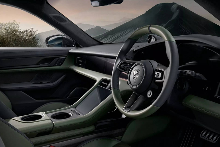 Đúng như tên gọi, xanh lục được chọn làm màu chủ đạo cho chiếc Porsche Taycan Turbo S độc bản này. Màu sơn trên xe pha trộn từ 2 loại sơn Chromaflair là xanh lục lam Urban Bamboo và tím lục Shifting Carbon. Porsche cho biết quá trình pha trộn này cần một năm để phát triển và 80 giờ để hoàn thiện thủ công thì mới đạt được kết quả ưng ý.