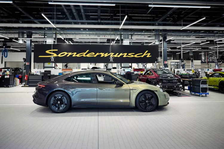 Họ giải thích: “Qua hàng nghìn năm, các khoáng chất trong vỏ Trái đất nóng lên và chịu áp lực rất lớn trước khi chúng kết tinh và hợp nhất với nhau. Những thay đổi nhỏ về nhiệt độ hoặc áp suất để lại dấu vết trên đá, tạo ra các họa tiết màu xanh lá cây, vàng, vàng kim, trắng và đôi khi là xanh lam.”