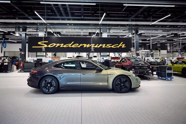 Họ giải thích: “Qua hàng nghìn năm, các khoáng chất trong vỏ Trái đất nóng lên và chịu áp lực rất lớn trước khi chúng kết tinh và hợp nhất với nhau. Những thay đổi nhỏ về nhiệt độ hoặc áp suất để lại dấu vết trên đá, tạo ra các họa tiết màu xanh lá cây, vàng, vàng kim, trắng và đôi khi là xanh lam.”