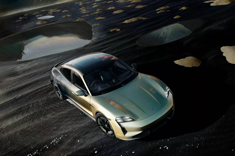 Điểm ấn tượng của mẫu xe Porsche Taycan Turbo S Celestial Jade đặc biệt này là lớp sơn chứa những sắc tố đặc biệt có thể thay đổi diện mạo từ các góc độ quan sát khác nhau cũng như trong các điều kiện ánh sáng khác nhau. Porsche cho biết điều này mô phỏng “sự biến đổi kỳ diệu” của những viên đá quý.