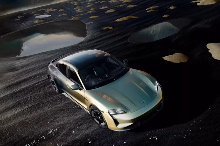 Điểm ấn tượng của mẫu xe Porsche Taycan Turbo S Celestial Jade đặc biệt này là lớp sơn chứa những sắc tố đặc biệt có thể thay đổi diện mạo từ các góc độ quan sát khác nhau cũng như trong các điều kiện ánh sáng khác nhau. Porsche cho biết điều này mô phỏng “sự biến đổi kỳ diệu” của những viên đá quý.