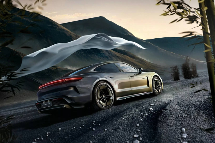 Chiếc Celestial Jade này về cơ bản vẫn là Taycan Turbo S, nên sở hữu công suất đạt mức 938,5 mã lực ở chế độ overboost, mô-men xoắn cực đại 1.100 Nm khi sử dụng Launch Control. Sức mạnh này giúp chiếc xe chỉ mất 2,4 giây để tăng tốc 0-100 km/h trước khi đạt tốc độ tối đa 260 km/h. Bộ pin 105 kWh trên xe cho phạm vi hoạt động tối đa đạt mức 630 km.