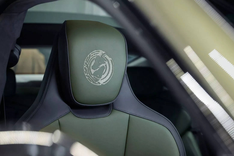 Kết quả thật ấn tượng vì lớp sơn Chromaflair được phủ một lớp vẩy nhôm có độ dày 1µm, mỏng hơn tóc người 50 lần nhưng cấu tạo thực ra rất phức tạp: “bao gồm một lớp lõi nhôm mờ đục, phản chiếu, sau đó được bao quanh bởi một lớp giống như thủy tinh”.