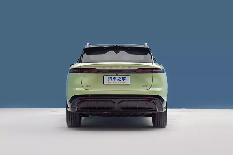 Voyah Zhiyin ra mắt vào ngày 5/8 với bốn phiên bản xe, nhưng giá vẫn chưa được tiết lộ. Đây là mẫu xe Voyah đầu tiên được thiết kế như một chiếc xe toàn cầu và nhấn mạnh mong muốn của thương hiệu này là thâm nhập nhiều thị trường nước ngoài hơn.